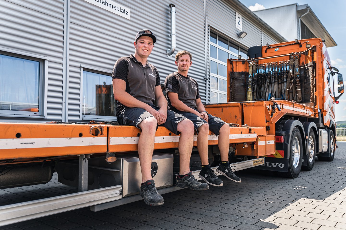 Süß-LKW mit Arbeitsbühne, Maschinen-Transport zum Kunden
